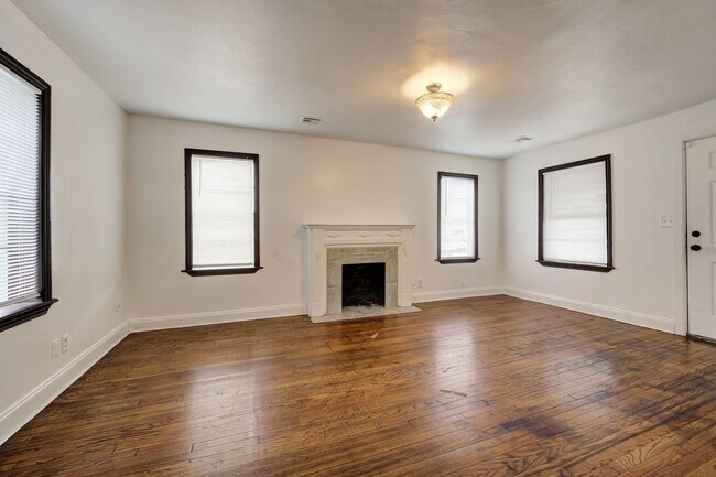 Building Photo - Cozy 2BD/1BTH Home Move In Ready Minutes f...