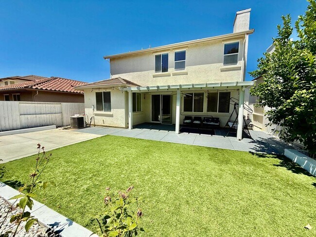 Building Photo - Great 5 Bedroom 3 Bathroom 2,400 sqft. Hom...
