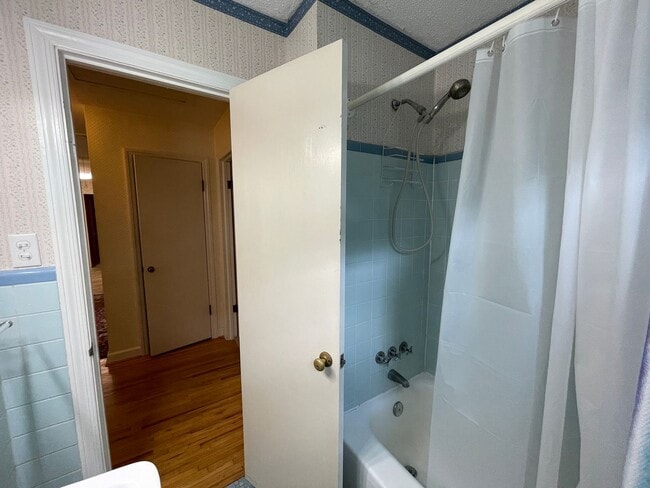 Building Photo - 3 Bed, 1.5 Bath Home