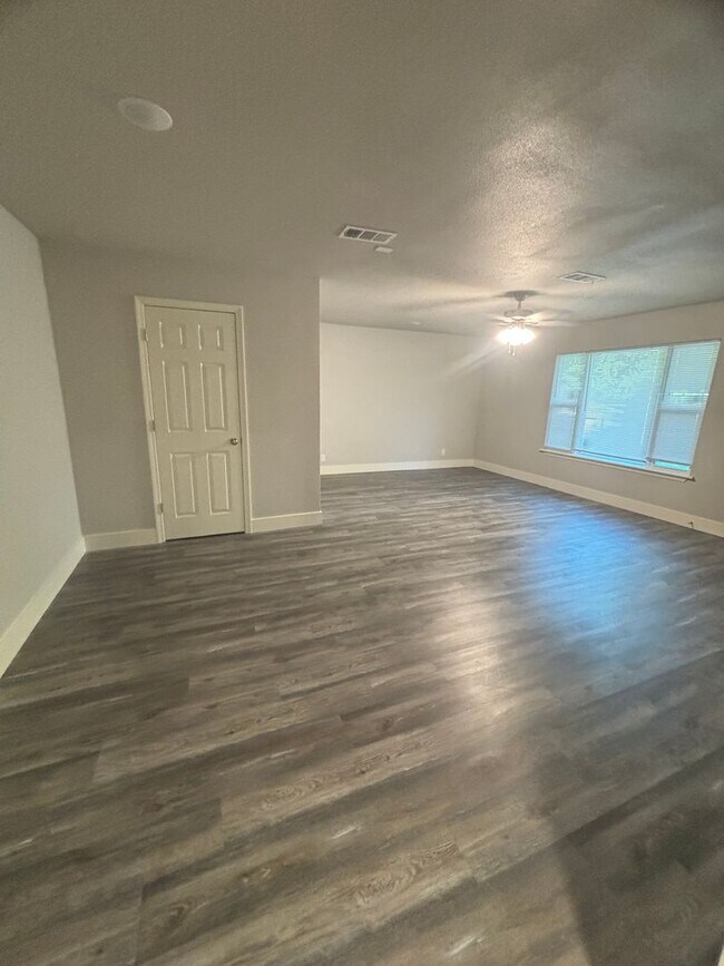 Building Photo - Three Bedroom/Two Bath Home