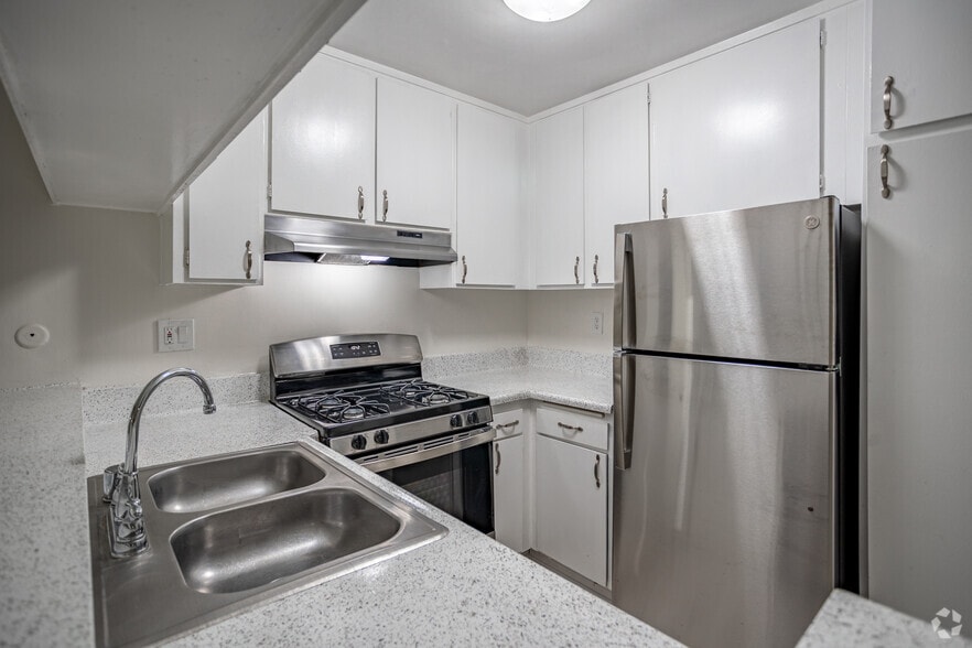 1BR, 1BA - 750SF - The Arbors Santa Ana