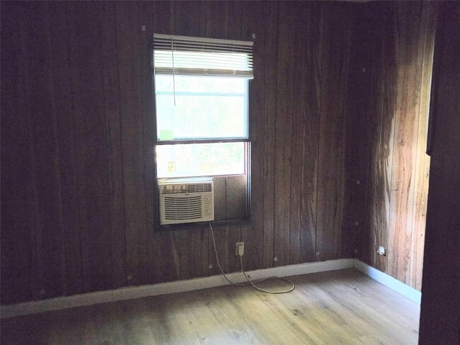 Building Photo - 858 Queenswood St