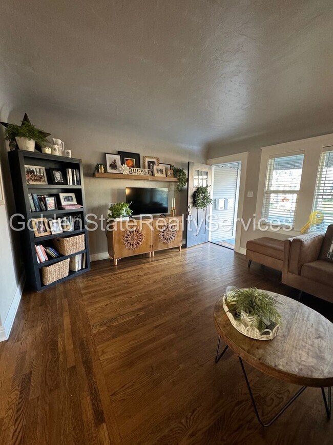 Building Photo - Pleasant St