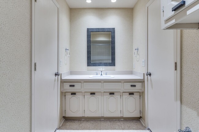 Building Photo - Charming Custom Duplex in Prestigious Pres...