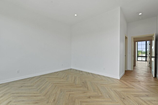 Building Photo - The 912 Building C