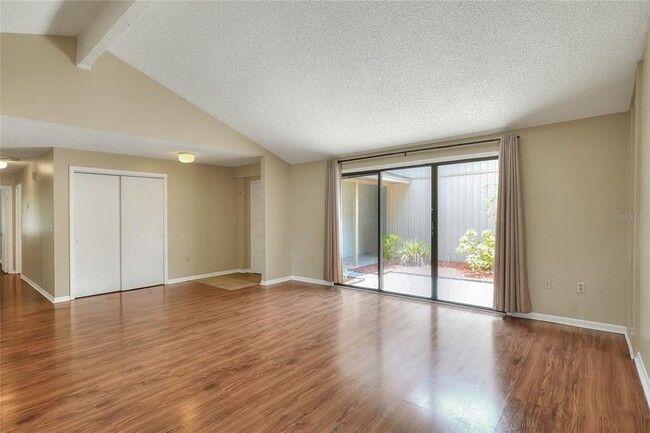 Building Photo - 3988 Oak Loop