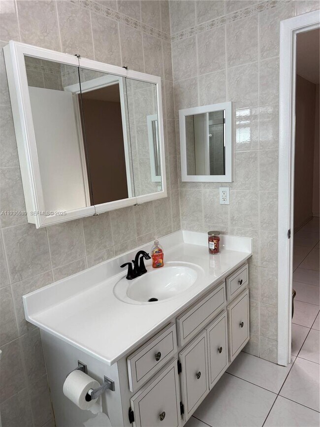 Building Photo - 5061 W Oakland Park Blvd