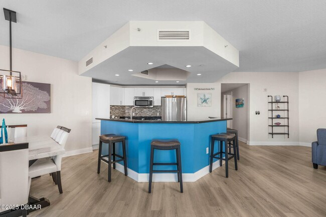 Building Photo - 231 Riverside Dr