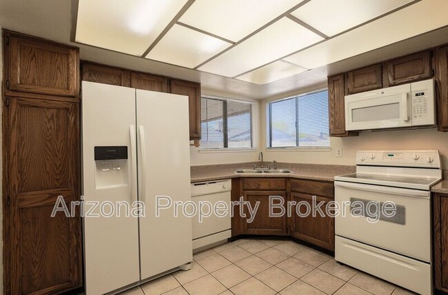 Building Photo - 8135 W Sierra Vista Dr