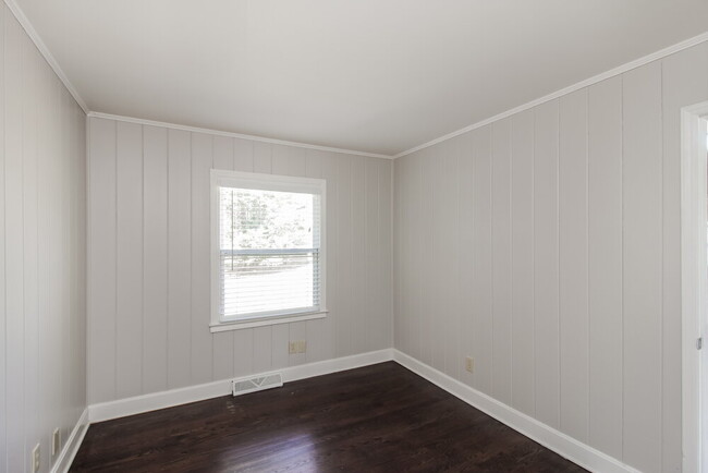 Building Photo - 2836 Parkmont Dr