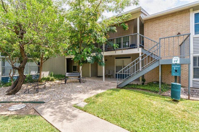 Building Photo - 2450 Ashdale Dr