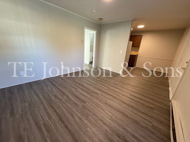 Building Photo - COMFORT, CONVENIENCE AND AFFORDABILITY! Ju...