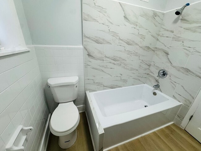 Building Photo - Remodeled 4bd/1.5 bath House with Rear yar...