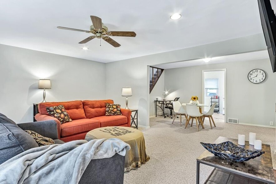 Living room. Dining table is not as shown. - 1603 Jersey St