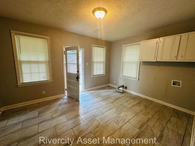 Building Photo - A Must See!!!!! Section 8 Friendly!!!!! BONUS Mother In Law Sweet