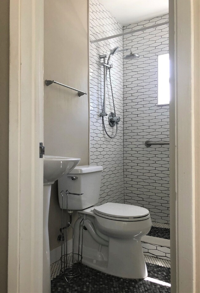 Building Photo - Charming & Private Furnished 1/1 in Croiss...