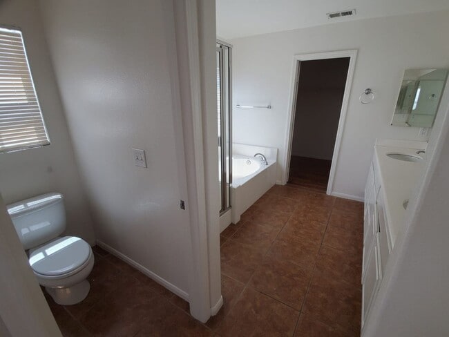 Building Photo - 3 bed/ 2.5 bath house 1,955 sqft