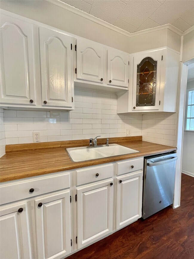 Building Photo - 1112 Southampton Dr