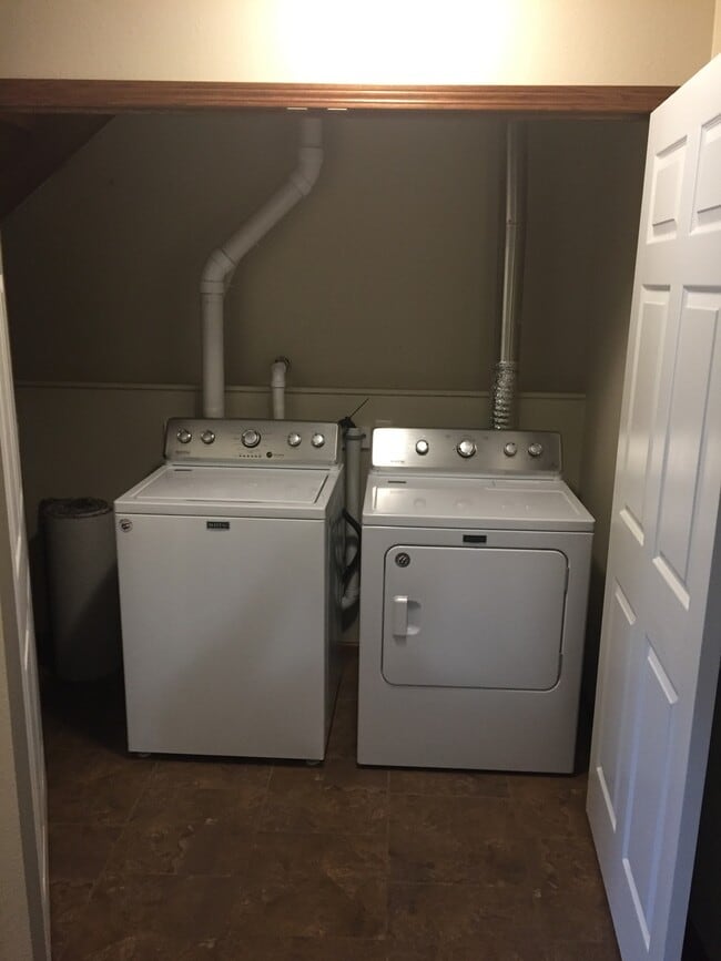 Building Photo - SIDE BY SIDE TWINHOME