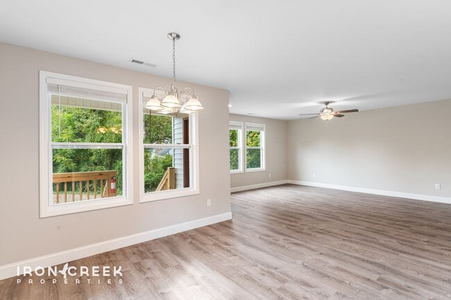 Building Photo - Beautiful New Home with Modern Finishes in...