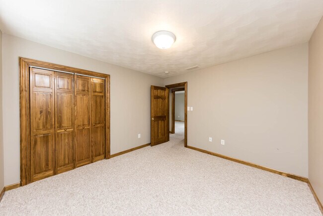 Building Photo - 229 Topaz Ln