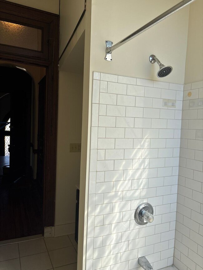 Building Photo - Modern Spacious Studio Apartment in the Rosenmiller Building in Downtown York City!