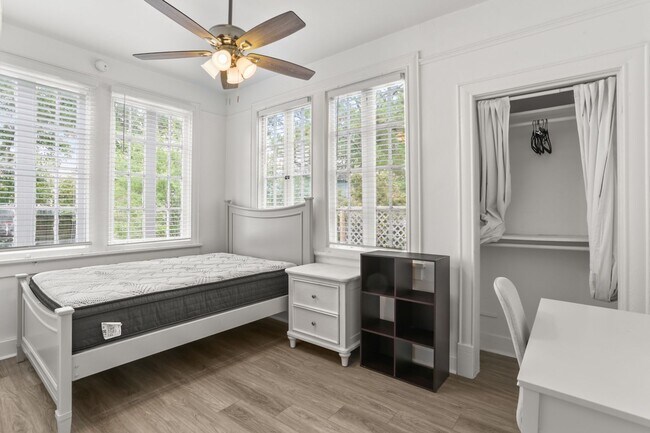 Building Photo - Fresh and elegant 5 Bedroom ONE BLOCK from...