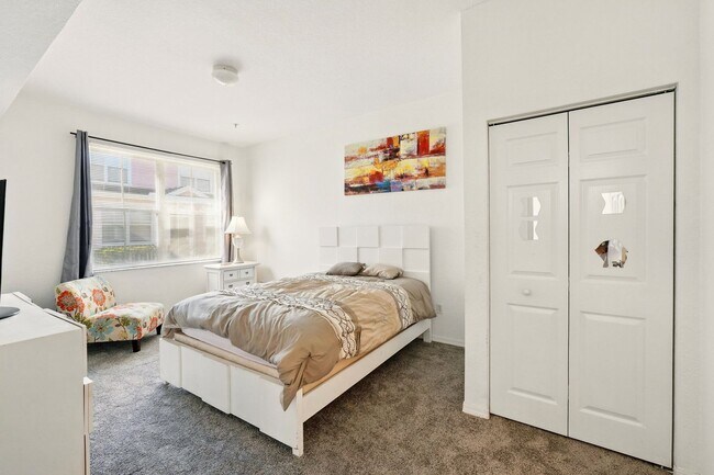 Building Photo - Charming and Spacious 4-Bedroom, 3-Bathroom Fully Furnished Townhome  in the Sought-After Venetia...