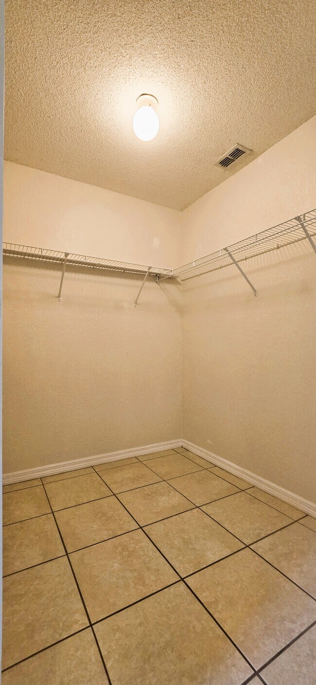 Building Photo - 710 Lindsay Pl