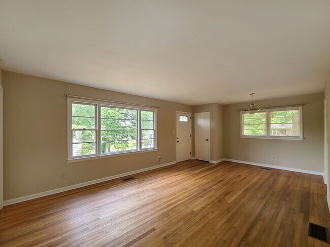 Building Photo - Cutest Bungalow in the Heart of Hapeville 3 bed/2 bath