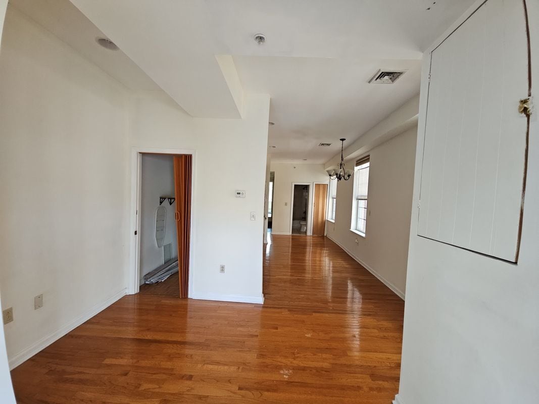 Building Photo - 927 N 6th St
