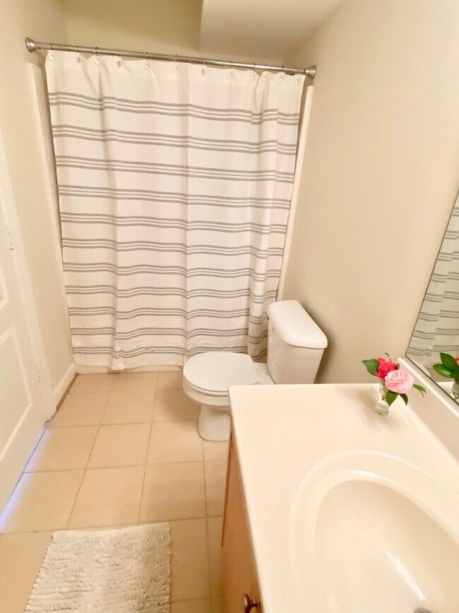 Building Photo - 3BD/3.5 Condo with Garage & Backyard in Shadowlawn! Blocks to the Beach! AVAILABLE NOW!