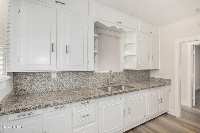 Building Photo - 423 E Crescent Ave