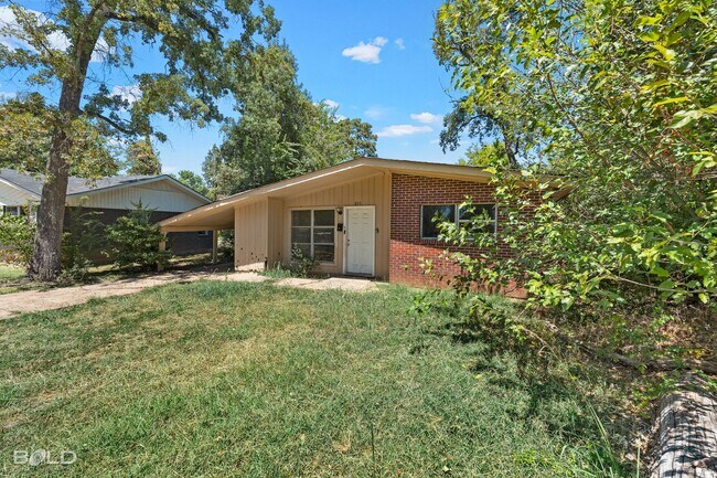 Building Photo - 835 Pine Tree Dr