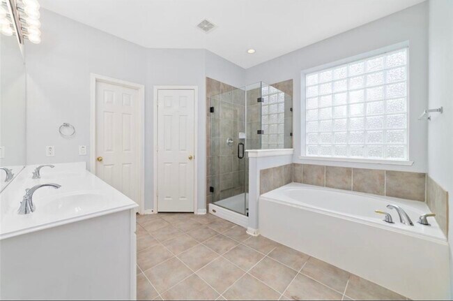 Building Photo - 2218 Laurel Birch Dr