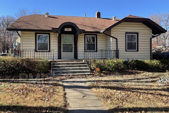 Building Photo - 721 SW Park Ln