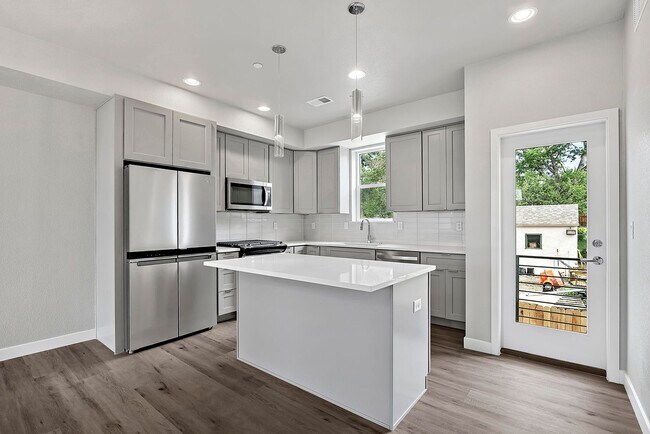Building Photo - Last Townhouse Available! Beautiful Newer Build Close to Overlook Station