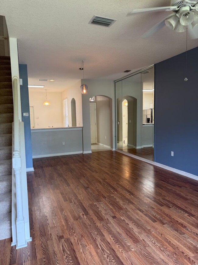 Building Photo - Spacious 2 Bedroom, 1.5 Bath Townhouse For Lease