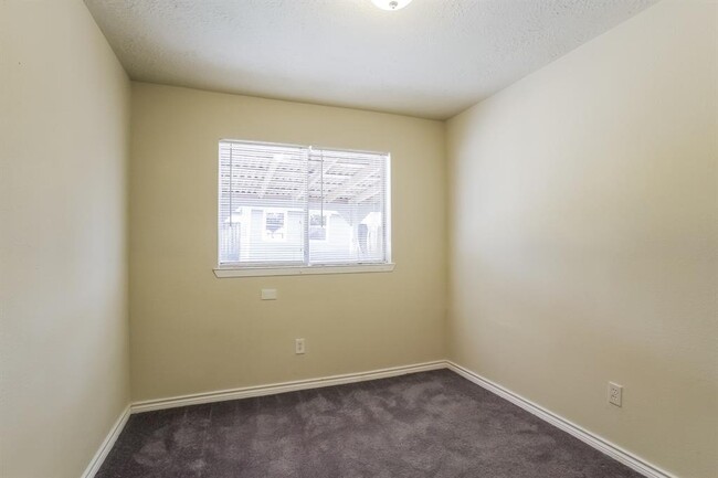 Building Photo - 5903 Country Pl