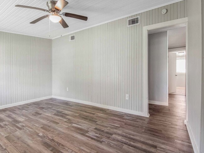 Building Photo - 152 Walnut Dr