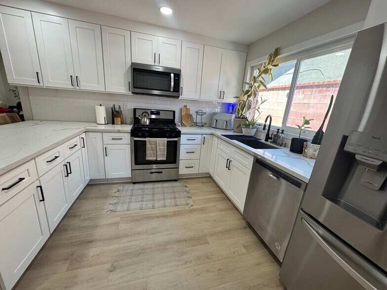 Kitchen - 2423 Lennox St