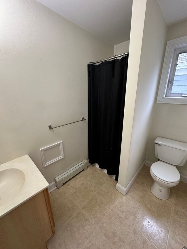 Building Photo - Beautiful Townhouse in NEW NORTH END Burlington 3BD/4BA