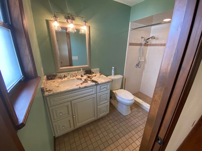 Building Photo - Beautiful 2/2/2 Deltona home