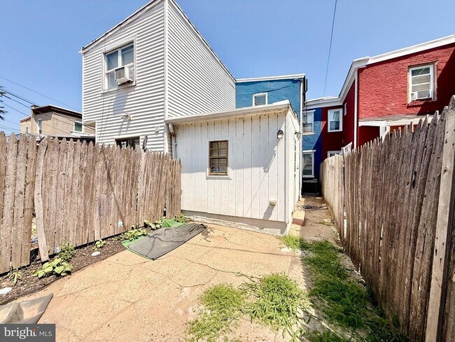 Building Photo - 570 Line St