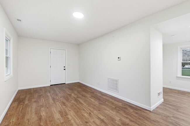 Building Photo - Fully Updated 2-Bed with Modern Finishes