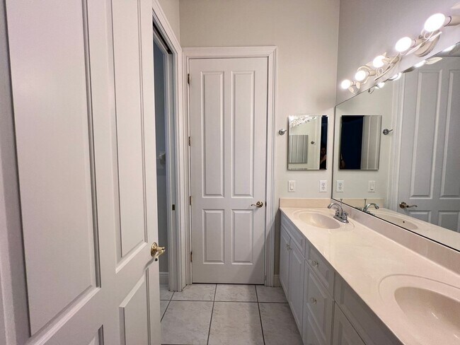 Building Photo - GORGEOUS SINGLE FAMILY HOME - PROPERTY  FU...