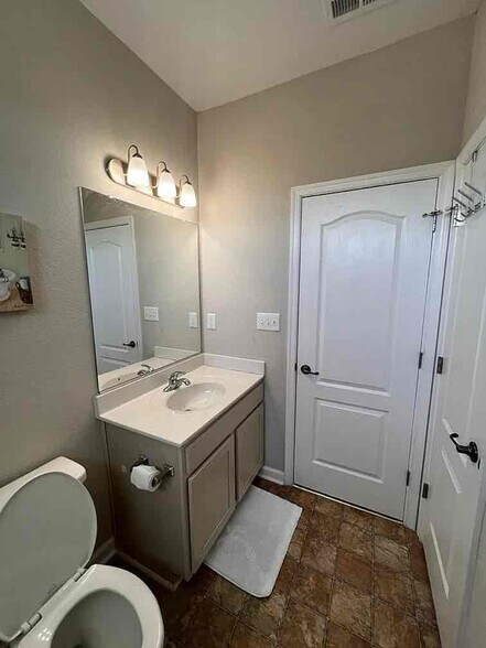 Building Photo - 601 Freeman Dr