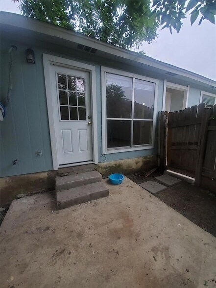 Building Photo - 6909 Hyland Cir