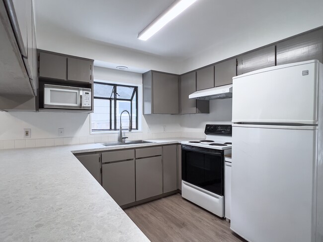 Building Photo - Charming Renovated Ranch 3 Bed + 2 Bath House! Washer & Dryer! Located in Portland's SE Brooklyn ...