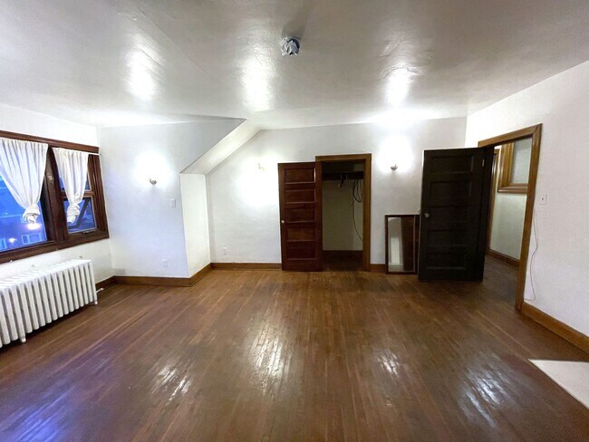 Building Photo - 409 S Pacific Ave